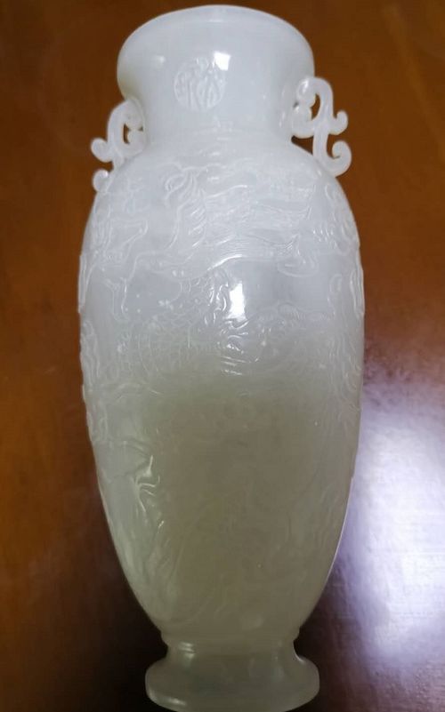 精品鉴赏 和田玉制双耳龙纹瓶的玉韵雅鉴
